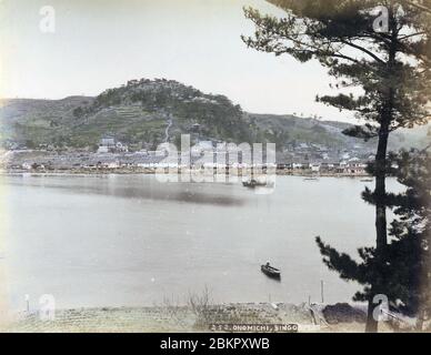 [ 1890er Jahre Japan - Blick auf Onomichi ] - Panoramablick auf Onomichi und das Seto Binnenmeer in der Präfektur Hiroshima. Die Stadt war ein wichtiger Hafen für den Transport von Gütern. Vintage Albumin-Fotografie aus dem 19. Jahrhundert. Stockfoto