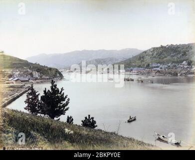 [ 1890er Jahre Japan - Blick auf Onomichi ] - Panoramablick auf Onomichi und das Seto Binnenmeer in der Präfektur Hiroshima. Die Stadt war ein wichtiger Hafen für den Transport von Gütern. Vintage Albumin-Fotografie aus dem 19. Jahrhundert. Stockfoto