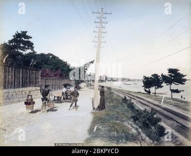 [ 1890er Jahre Japan - Japanische Küste bei Kobe ] - Suma, in der Nähe von Kobe. Der ehemalige Saigoku Kaido Highway (旧西国街道, jetzt Nationalstraße #2) und die Sanyo Railway Company (私設山陽鉄道) Hyogo-Himeji Linie entlang der Suma Küste (須磨の海岸) in der Nähe von Kobe, Präfektur Hyogo. Die Eisenbahnlinie wurde im Dezember 1888 (Meiji 21) eröffnet, so dass dieses Bild wahrscheinlich aus den 1890er Jahren stammt. Vintage Albumin-Fotografie aus dem 19. Jahrhundert. Stockfoto