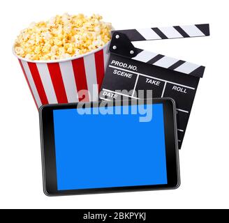 Fliegendes Popcorn, Filmklappenbrett und Telefon isoliert auf weißem Hintergrund Stockfoto