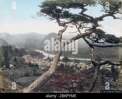 [ 1890er Jahre Japan - Panoramablick auf Nikko ] - Panoramablick auf Hatsuishi (鉢石) in Nikko, Präfektur Tochigi. Die Stadt war die einundzwanzigste und letzte shukueki (Waystation) des Nikko Kaido (日光街道), der Hauptstrecke, die Tokio mit dem Nikko Tosho-gu Schrein Komplex verbindet, der Tokugawa Ieyasu, dem Gründer des Tokugawa Shogunats, gewidmet ist. Vintage Albumin-Fotografie aus dem 19. Jahrhundert. Stockfoto