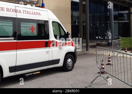 Busto Arsizio, Varese / Italien - 05 05 2020: Die Anwesenheit bei MalpensaFiere, für das Abstrich-Verfahren. Überprüfen Sie Positivität oder Negativität bei Covid-19. Die Garnison wird von ATS und Croce Rossa Italia geleitet. Stockfoto