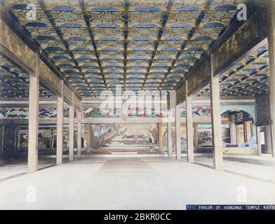 [ 1890er Japan - Innere des japanischen buddhistischen Tempels, Kyoto ] - Innere des Honganji, ein buddhistischer Tempel in Kyoto. Vintage Albumin-Fotografie aus dem 19. Jahrhundert. Stockfoto