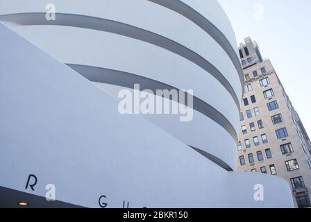 Modernist Modernist White Guggenheim Museum, 1071 Fifth Avenue at 89th Street Manhattan, New York City, United States von Frank Lloyd Wright