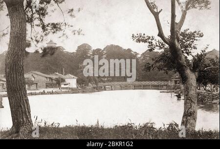 [ 1880er Jahre Japan - Blick auf die japanische Landstadt ] - Kitabori Canal (北堀) in Matsue, Shimane Präfektur, Blick Richtung Shiroyama (城山), ca. 1880er. Der Turm von Matsue Castle kann man sehen, wie er über den Bäumen ragt. Vintage Albumin-Fotografie aus dem 19. Jahrhundert. Stockfoto