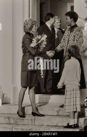 Diana, Prinzessin von Wales, trägt eine lila Tunika und Rock bei der Turning Point Charity, deren Schirmherrin sie war, Camberwell, South London, England, Großbritannien. Januar 1989 Stockfoto