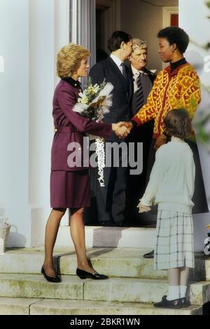 Diana, Prinzessin von Wales, trägt eine lila Tunika und Rock bei der Turning Point Charity, deren Schirmherrin sie war, Camberwell, South London, England, Großbritannien. Januar 1989 Stockfoto