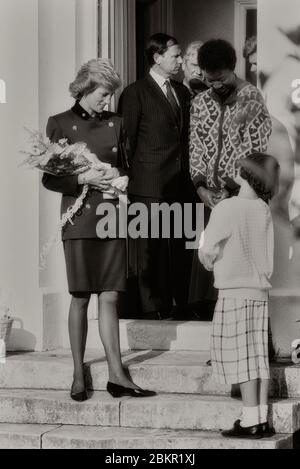 Diana, Prinzessin von Wales, trägt eine lila Tunika und Rock bei der Turning Point Charity, deren Schirmherrin sie war, Camberwell, South London, England, Großbritannien. Januar 1989 Stockfoto