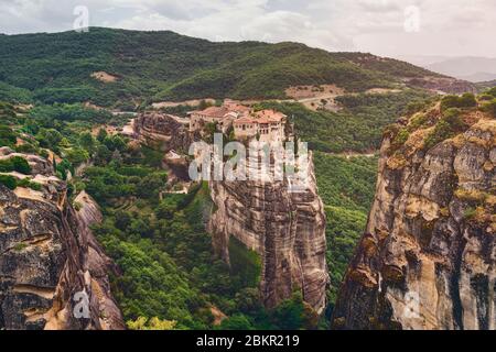 Die Klöster von Meteora, Griechenland, auf riesigen Felsen in einer schönen Landschaft gebaut Stockfoto