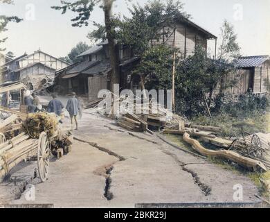 [ 1890er Jahre Japan - Nobi Erdbeben ] - Verwüstung im Dorf Ogaki Wakamori (大垣若森村) in der Präfektur Gifu durch das Nobi Erdbeben (濃尾地震, Nobi Jishin) vom 28. Oktober 1891 (Meiji 24). Schutt wird entlang einer gesprungenen Straße aufgetürmt. Das Nobi-Erdbeben hat zwischen 8.0 und 8.4 auf der Richterskala gemessen und 7,273 Tote, 17,175 Verletzte und die Zerstörung von 142,177 Häusern verursacht. Das Beben wird auch als das Mino-Owari-Erdbeben (美濃尾張地震, Mino-Owari Jishin) bezeichnet. Vintage Albumin-Fotografie aus dem 19. Jahrhundert. Stockfoto