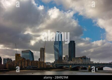 Die Skyline von London zeigt die ungewöhnliche Form des One Blackfriars-Gebäudes, auch bekannt als Vase, die von Simpson Haugh und Partners entworfen wurde. Stockfoto