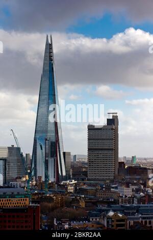 Die Skyline von Southwark South London wird von The Shard dominiert, die 2012 von Renzo Piano entworfen wurde und das höchste Gebäude in Großbritannien ist. Stockfoto