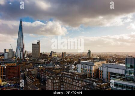 Die Skyline von Southwark South London wird von The Shard dominiert, die 2012 von Renzo Piano entworfen wurde und das höchste Gebäude in Großbritannien ist. Stockfoto