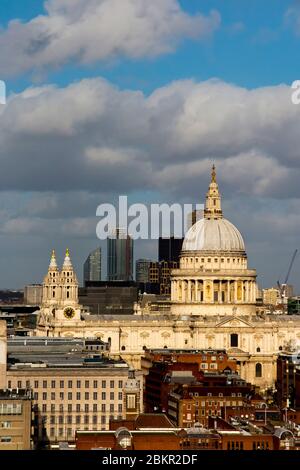 Blick auf die St Paul's Cathedral in der City of London England UK Entworfen von Sir Christopher Wren im späten 17. Jahrhundert im englischen Barockstil. Stockfoto