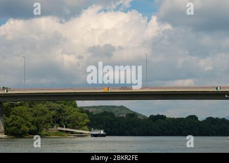 Tildy Zoltan Brücke zwischen Tahi und Tahitorfalu, über die Donau in Ungarn, Europa. Stockfoto