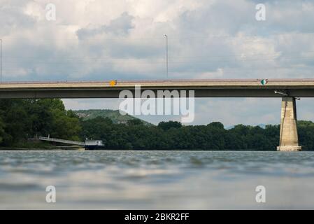 Tildy Zoltan Brücke zwischen Tahi und Tahitorfalu, über die Donau in Ungarn, Europa. Stockfoto