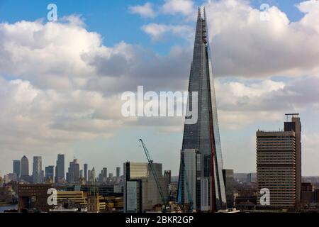 Die Skyline von Southwark South London wird von The Shard dominiert, die 2012 von Renzo Piano entworfen wurde und das höchste Gebäude in Großbritannien ist. Stockfoto