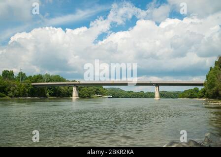 Tildy Zoltan Brücke zwischen Tahi und Tahitorfalu, über die Donau in Ungarn, Europa. Stockfoto