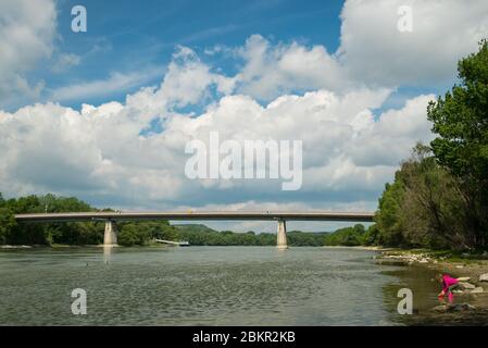 Tildy Zoltan Brücke zwischen Tahi und Tahitorfalu, über die Donau in Ungarn, Europa. Stockfoto