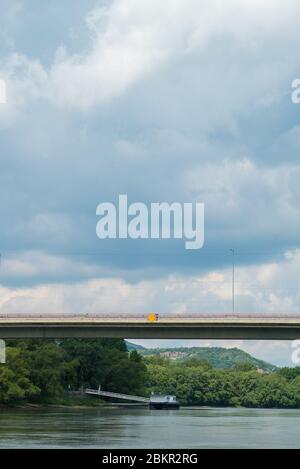 Tildy Zoltan Brücke zwischen Tahi und Tahitorfalu, über die Donau in Ungarn, Europa. Stockfoto