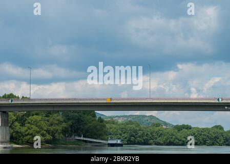 Tildy Zoltan Brücke zwischen Tahi und Tahitorfalu, über die Donau in Ungarn, Europa. Stockfoto