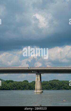 Tildy Zoltan Brücke zwischen Tahi und Tahitorfalu, über die Donau in Ungarn, Europa. Stockfoto