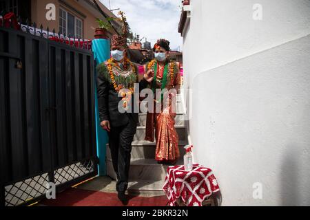 Kathmandu, Nepal. Mai 2020. Braut Soni Shrestha und Bräutigam Ravi Shrestha, tragen Gesichtsmasken als Vorsichtsmaßnahme beim Gehen um das Haus während des 43. Tages der landesweiten Lockdown.The Trauung wurde in einem Haus mit der geringsten Anzahl von Menschen gehalten, die die Richtlinien der körperlichen Distanzierung. Quelle: SOPA Images Limited/Alamy Live News Stockfoto