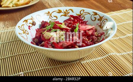 Rote Bete Linsenleine Tabbouleh, Beilage oder vegane Hauptspeise. Stockfoto