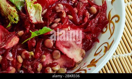 Rote Bete Linsenleine Tabbouleh, Beilage oder vegane Hauptspeise. Stockfoto