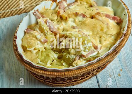 Französische Creamy Potato, Bacon Brie Tartiflette Auflauf Stockfoto