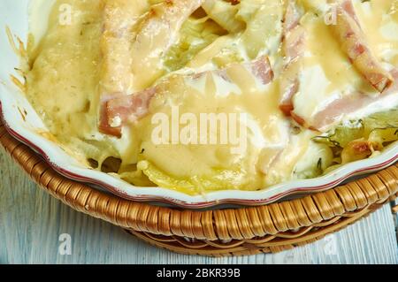 Französische Creamy Potato, Bacon Brie Tartiflette Auflauf Stockfoto