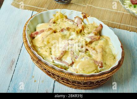 Französische Creamy Potato, Bacon Brie Tartiflette Auflauf Stockfoto