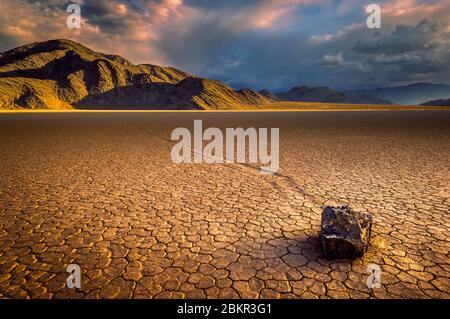 Die Tribüne im Racetrack-Tal, bekannt für seine schlittert Felsen auf dem Racetrack Playa Death Valley Nationalpark Kalifornien USA Stockfoto