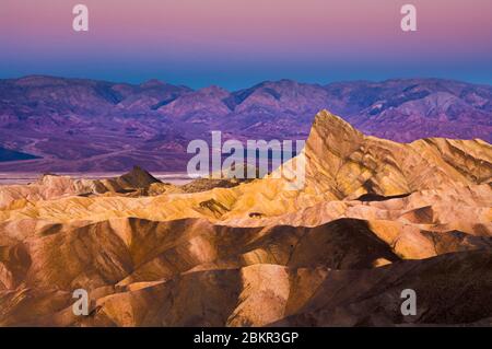 Sonnenaufgang am Manly Beacon Zabriskie Point, Furnace Creek, Death Valley National Park, Kalifornien, USA Stockfoto