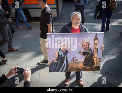 Künstler und politischer Karikaturist Kaya Mar mit einem Gemälde, das die Königin und Commons-Sprecher John Bercow, vor dem Obersten Gerichtshof, London, Großbritannien, darstellt Stockfoto