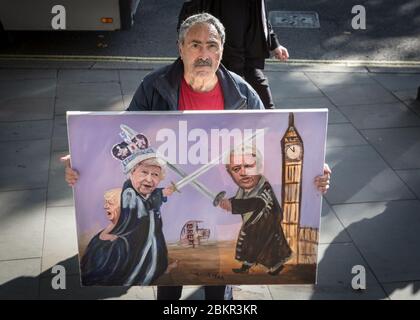 Künstler und politischer Karikaturist Kaya Mar mit einem Gemälde, das die Königin und Commons-Sprecher John Bercow, vor dem Obersten Gerichtshof, London, Großbritannien, darstellt Stockfoto