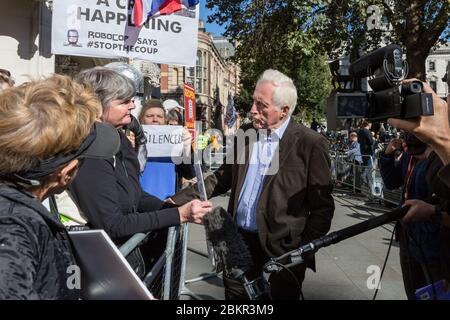 David Dimbleby, britischer Journalist und ehemaliger Moderator, interviewt Demonstranten vor dem Obersten Gerichtshof in London, Großbritannien Stockfoto