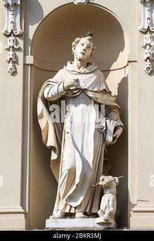 Eine Skulptur in der Nische der façade des Basilica di San Marco, Florenz, Italien. Stockfoto