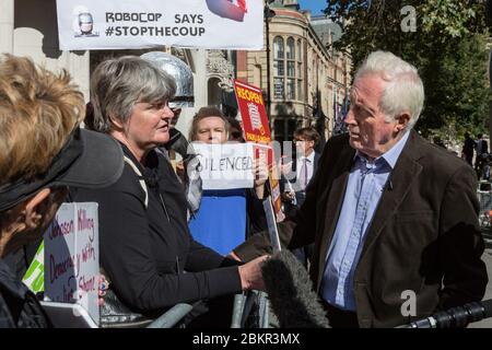 David Dimbleby, britischer Journalist und ehemaliger Moderator, interviewt Demonstranten vor dem Obersten Gerichtshof in London, Großbritannien Stockfoto