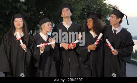 Gruppe von Absolventen Studenten zu Fuß und sprechen. Stockfoto