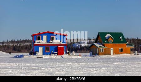 Kanada, Nordwest Territorien, Yellowknife, Hausboote auf dem gefrorenen Wasser des Great Slave Lake ruht Stockfoto