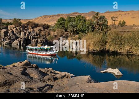 Ägypten, Oberägypten, Niltal, Assuan, Touristenboot auf dem Nil vor der Elephantine Insel mit Aga Khan Mausoleum im Hintergrund Stockfoto