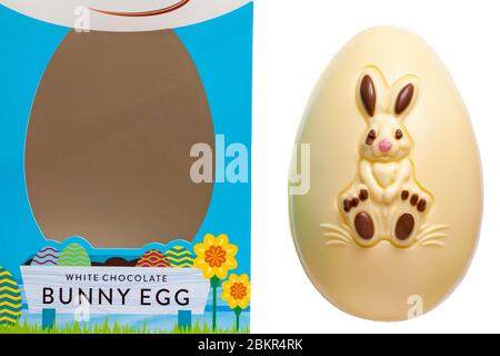 Thorntons weiße Schokolade Bunny Egg aus der Box entfernt - Osterhasen Kaninchen Ei auf weißem Hintergrund bereit für Ostern gesetzt Stockfoto