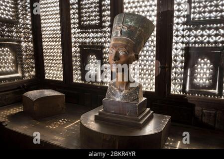 Ägypten, Kairo, Islamisches Kairo, UNESCO-Weltkulturerbe, Gayer-Anderson Museum, Replik aus der Büste der Königin Nofretete, moucharabie Stockfoto