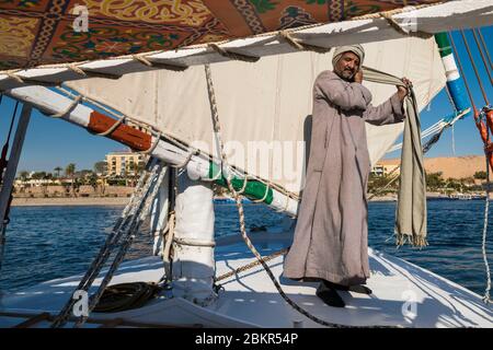 Ägypten, Oberägypten, nahe Elephanine Insel, Segler auf einer Felucca segelnd auf dem Nil Stockfoto