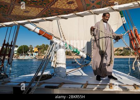 Ägypten, Oberägypten, nahe Elephanine Insel, Segler auf einer Felucca segelnd auf dem Nil Stockfoto