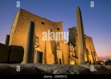 Ägypten, Oberägypten, Niltal, Luxor, Luxor-Tempel, als Weltkulturerbe der UNESCO, der Obelisk, Statue von Ramses II Stockfoto