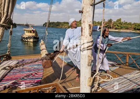 Ägypten, Oberägypten, Niltal, Esna, Besatzung auf einem Dahabieh auf dem Nil zwischen Luxor und Assuan Stockfoto