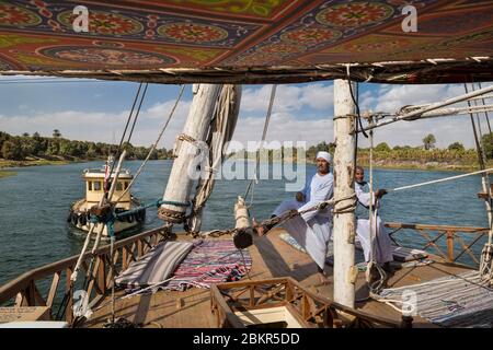 Ägypten, Oberägypten, Niltal, Esna, Besatzung auf einem Dahabieh auf dem Nil zwischen Luxor und Assuan Stockfoto