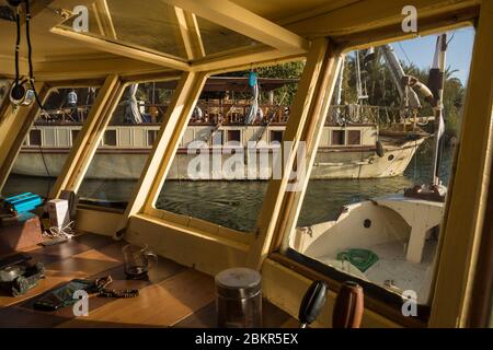 Ägypten, Oberägypten, Niltal, Esna, die Ankh1 dahabieh Segeln auf dem Nil zwischen Luxor und Assuan Stockfoto